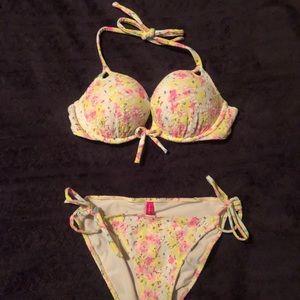 Victoria’s Secret bombshell bikini